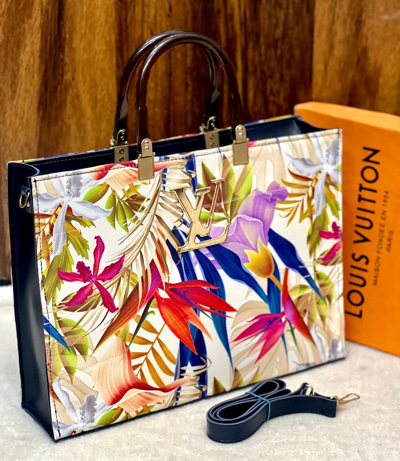 Master peice ✅LOUIS VUITTON beautiful prints  big huge size bag (:: ..  jisko order dena ha ju purse ka coular tu hamare whatsaap number par pic bhj de or order conform kar de ( number;03292164635)...