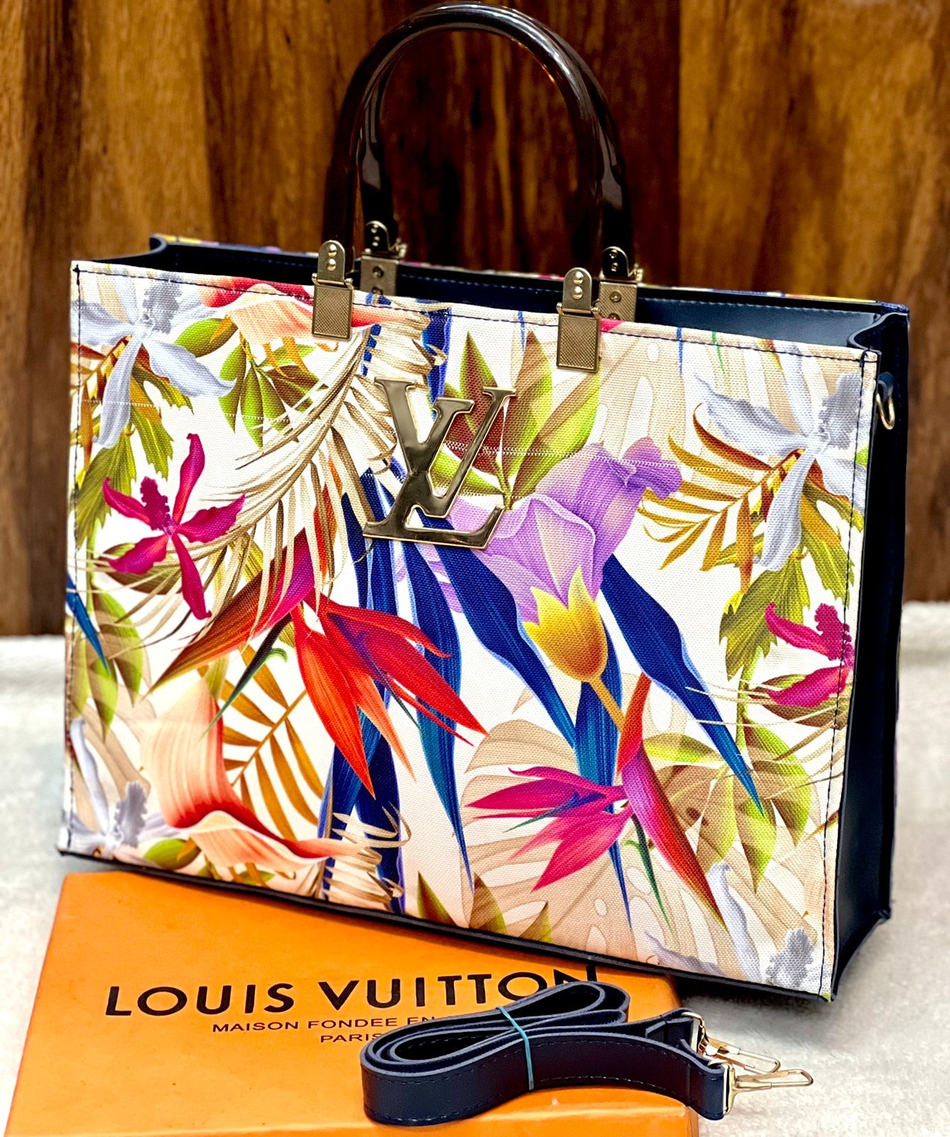 Master peice ✅LOUIS VUITTON beautiful prints  big huge size bag (:: ..  jisko order dena ha ju purse ka coular tu hamare whatsaap number par pic bhj de or order conform kar de ( number;03292164635)...