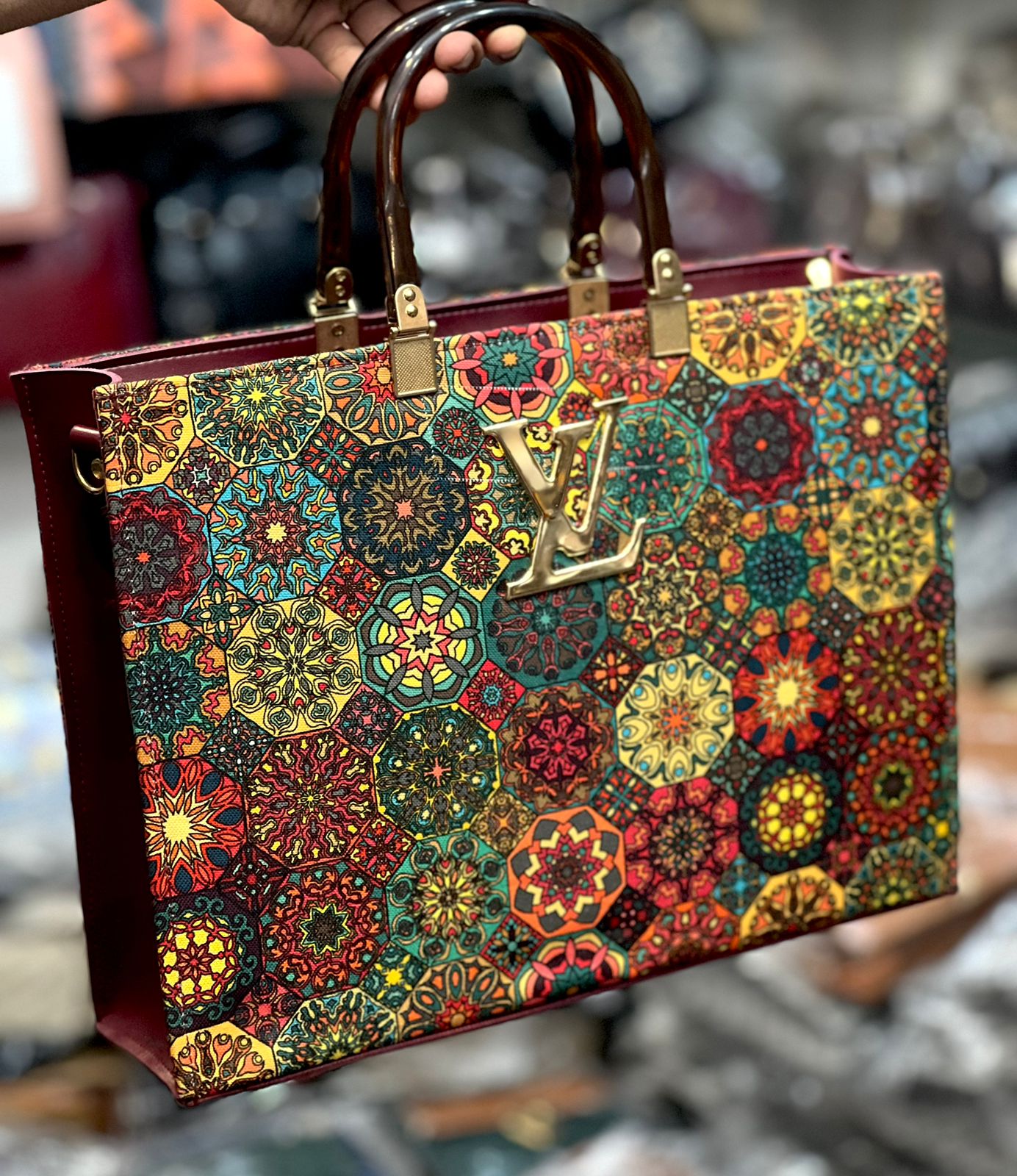 Master peice ✅LOUIS VUITTON beautiful prints  big huge size bag (:: ..  jisko order dena ha ju purse ka coular tu hamare whatsaap number par pic bhj de or order conform kar de ( number;03292164635)...